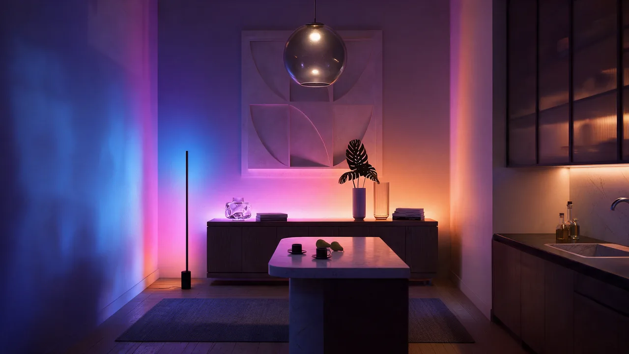 Cuisine, après : Ruban sous les meubles hauts, suspension au-dessus de l'îlot, ruban derrière le buffet et lampadaire en couleur pour l'ambiance du soir.